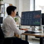 体育数据分析人员在电脑前查看比赛统计数据的场景