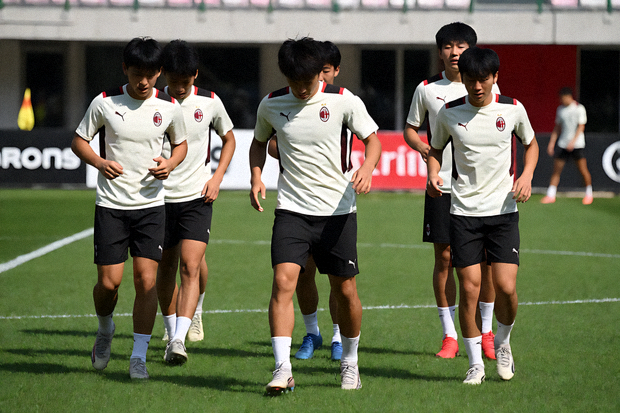 AC米兰青训梯队球员在训练场进行技术训练的场景
