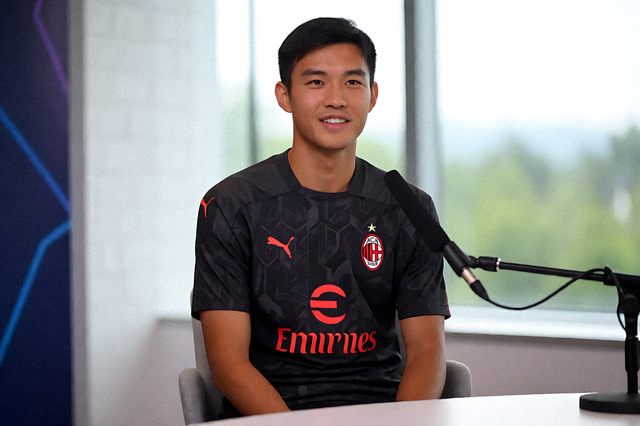 AC米兰球员赛后接受采访的画面